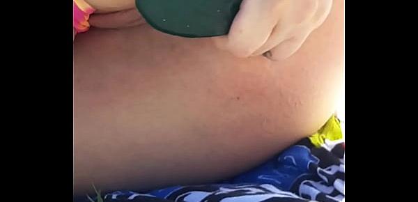  Mimi se masturbando e fazendo squirt na praia de Botafogo